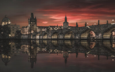 Pražský Karlův most: tajemstvím opředená cesta časem mezi dvěma věžemi