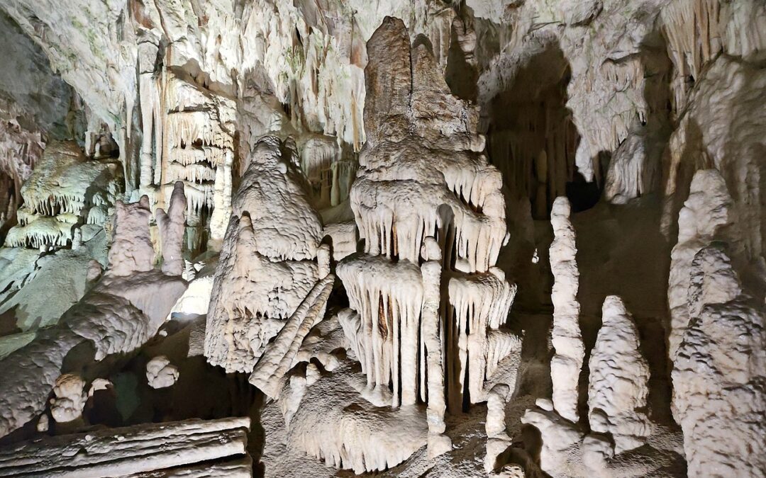 Kde spí draci a rostou drahokamy: magie Postojenské jeskyně